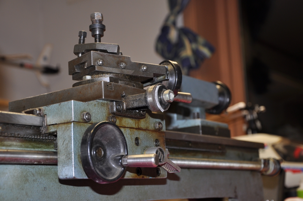Most of the defects are shown in this picture; cross slide hand wheel broken, lead screw bent, lead screw mount broken and the saddle hand wheel bent.