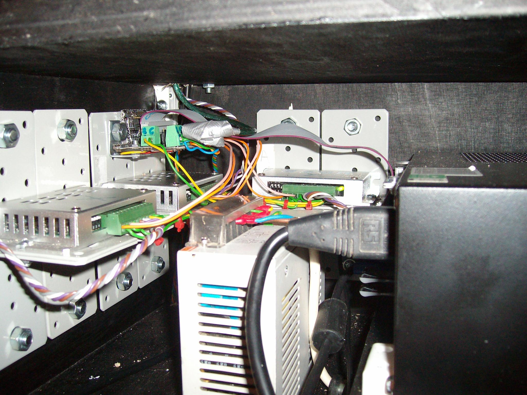 A vero type pcb break out board from the printer port connection. with the 2A stepper controllers mounted on B&Q building brackets for additional heat sinks bolted to the ply case with coach bolts